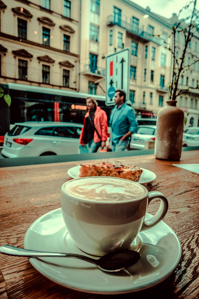 Buen desayuno en Praga, café y tarta
 - Foto, imagen