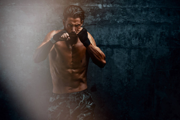 MMA, Potkunyrkkeily Men harjoitellaan hänen taistelevat taitoja
 - Valokuva, kuva