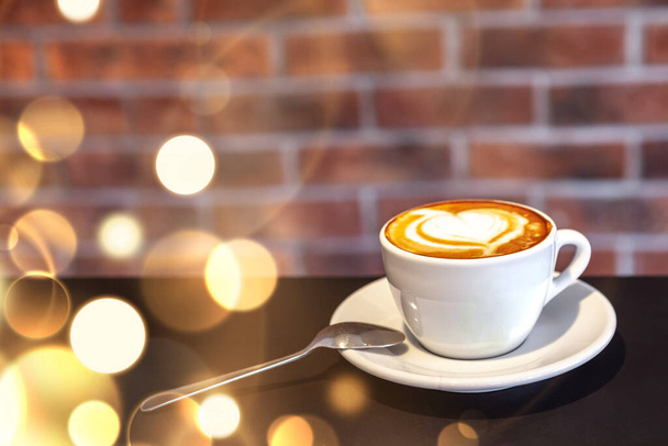Kalpli bir fincan kahve, sevgililer günü, kırmızı duvar - Fotoğraf, Görsel