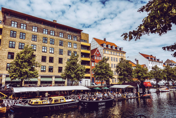 Kopenhag, Danimarka - 15 Temmuz 2019. Kopenhag, Danimarka 'da renkli binaları ve tekneleri olan ünlü Hıristiyanlar. - Fotoğraf, Görsel