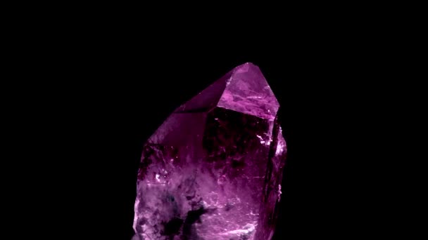 Incrível colorido Quartzo Roxo cristal cluster isolado no fundo preto, Angel aura mineral. Macro de pedra mineral crua bonita
 - Filmagem, Vídeo
