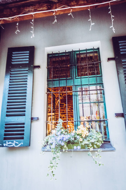 Krásné okenice s květinami na ulici - Fotografie, Obrázek