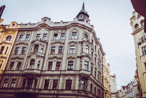Прекрасні вулиці та архітектура осінньої Праги - Фото, зображення