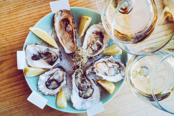 oesters op tafel heerlijke lunch - Foto, afbeelding