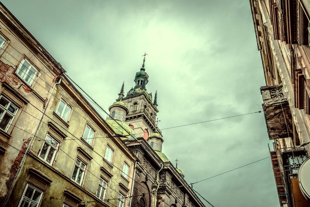 Prachtige winter Lviv architectuur en straten - Foto, afbeelding