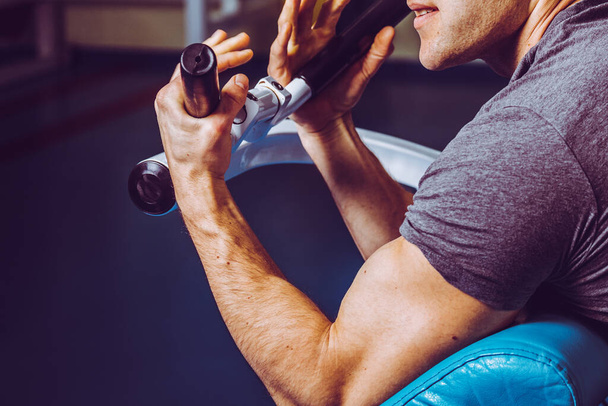 Egy férfi edz az edzőteremben, fitnesz, sport, egészség - Fotó, kép