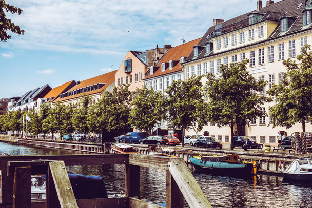 Копенгаген, Данія - 15 липня 2019. Знаменитий Крістіансхавн з барвистими будівлями і човнами в Копенгагені, Данія. - Фото, зображення