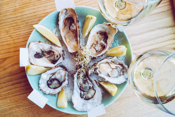 ostras en la mesa delicioso almuerzo
 - Foto, Imagen