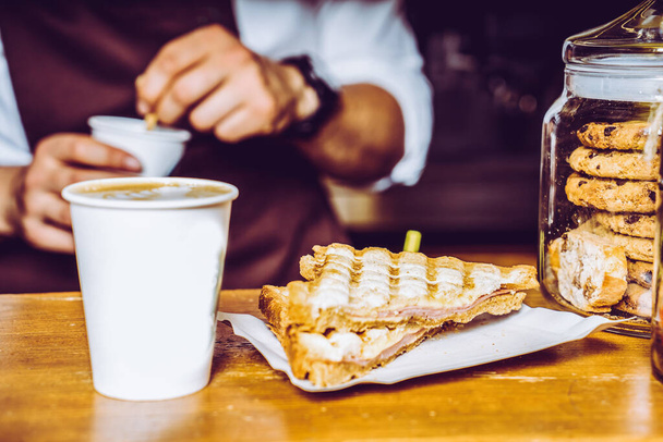 Káva v kavárně, barista potravin na pozadí - Fotografie, Obrázek