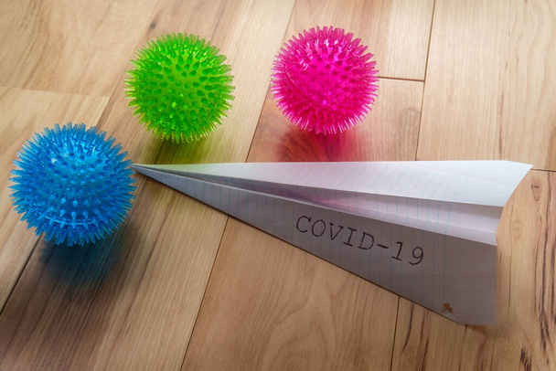 Coronavirus épidémique mortel avec avion en papier qui lit COVID-19 comme métaphore pour les aéroports fermés
 - Photo, image
