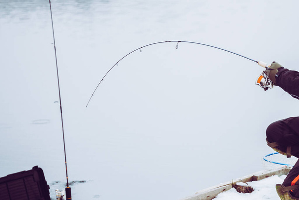 pesca de truchas en el fondo del lago
 - Foto, imagen