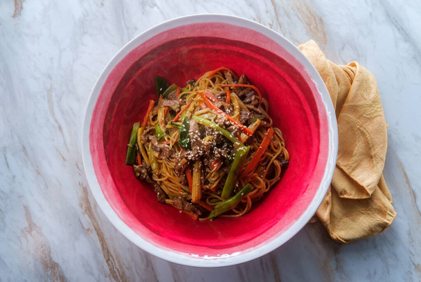 Casa china especial de res lo mein hecho con ingredientes sin gluten
 - Foto, Imagen