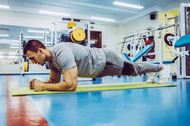 Egy férfi sportolni megy az edzőterembe. - Fotó, kép