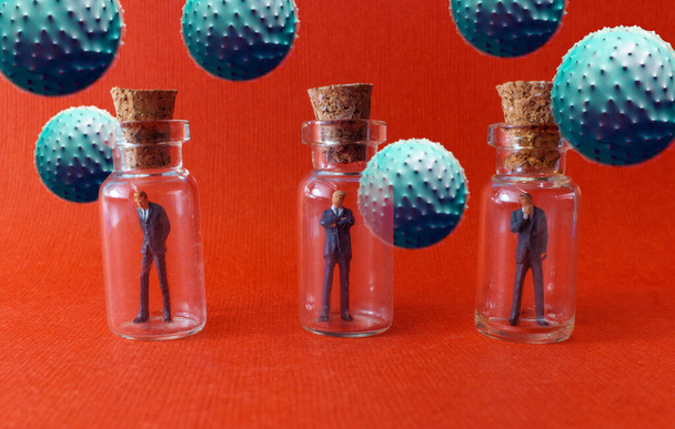 Empresarios en miniatura practicando distanciamiento social mediante cuarentena en botellas de vidrio para frenar la propagación de la metáfora mortal del coronavirus - Foto, imagen