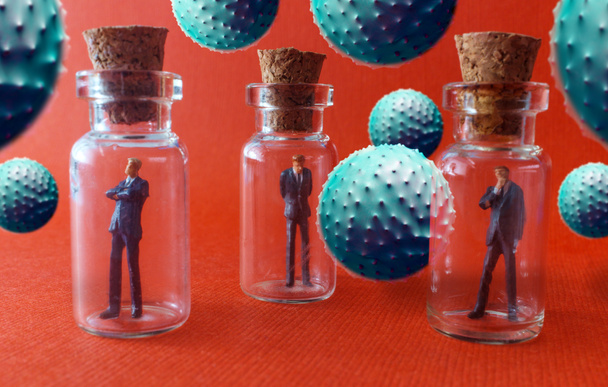 Empresarios en miniatura practicando distanciamiento social mediante cuarentena en botellas de vidrio para frenar la propagación de la metáfora mortal del coronavirus - Foto, Imagen