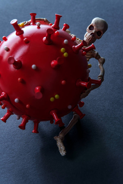 Strašidelný kostra s koronavirem koncept ukázat, jak děsivé epidemie je - Fotografie, Obrázek
