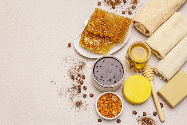 Spa concept. Zelfverzorging met honing, koffie en kurkuma. Natuurlijke biologische cosmetica, zelfgemaakt product, alternatieve levensstijl. witte klei achtergrond - Foto, afbeelding