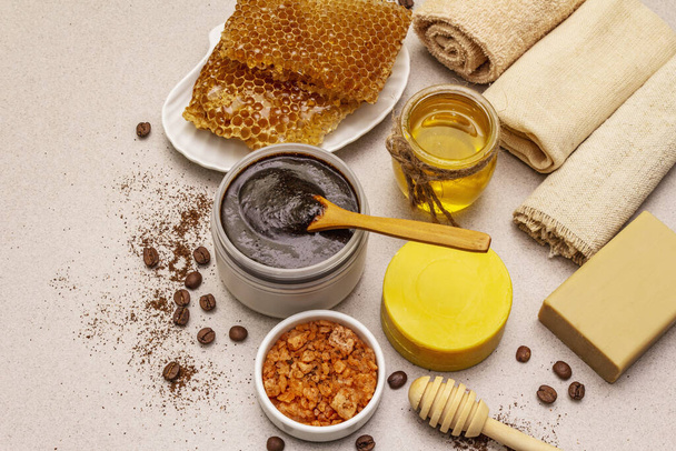 Spa koncepció. Öngondoskodás mézzel, kávéval és kurkumával. Természetes organikus kozmetikumok, házi készítésű termékek, alternatív életmód. Fehér gitt háttér - Fotó, kép