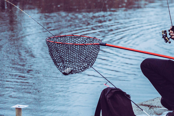 Pesca de truchas en el lago. Recreo de pesca
 - Foto, imagen