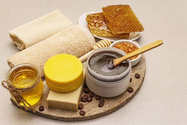 Concept de spa. Auto-soin avec miel, café et curcuma. Cosmétiques naturels biologiques, produits faits maison, mode de vie alternatif. fond de mastic blanc
 - Photo, image