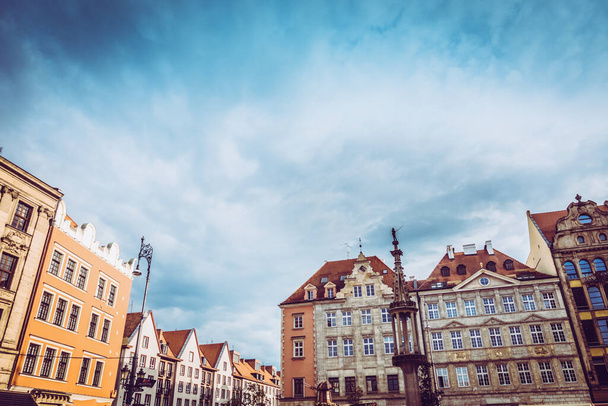 Wroclaw praça do mercado central com casas coloridas velhas
 - Foto, Imagem