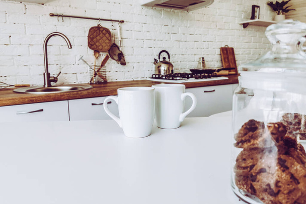 Kitchenware in the white kitchen - Valokuva, kuva