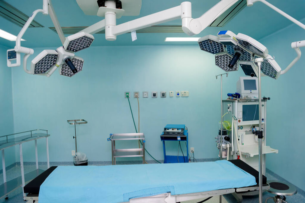 A sala de operações no hospital com todo o equipamento. em branco e azul
. - Foto, Imagem