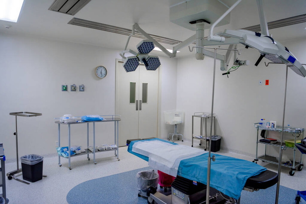 Операційна кімната в лікарні з усім обладнанням. в білому і синьому
. - Фото, зображення