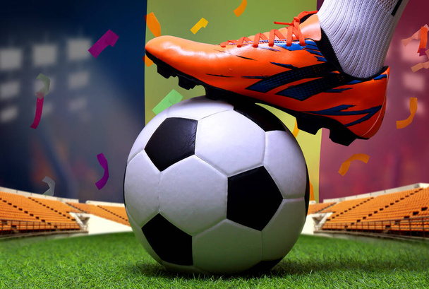 Fermez les jambes et les pieds du footballeur ou du joueur de football marchez sur l'herbe verte prêt à jouer match sur fond drapeau national de la Belgique
. - Photo, image