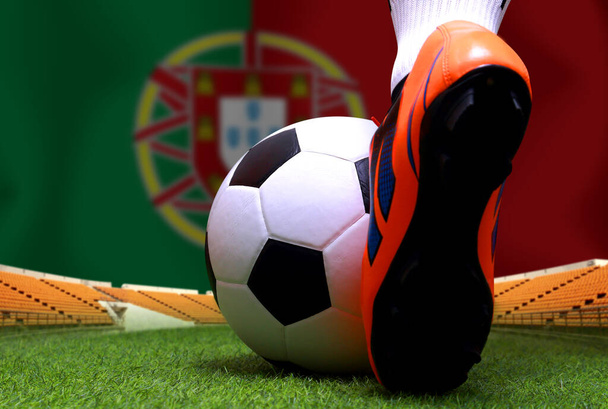 サッカー選手やサッカー選手の足や足を閉じて緑の芝生の上を歩くポルトガル国旗の背景で試合をする準備ができて. - 写真・画像