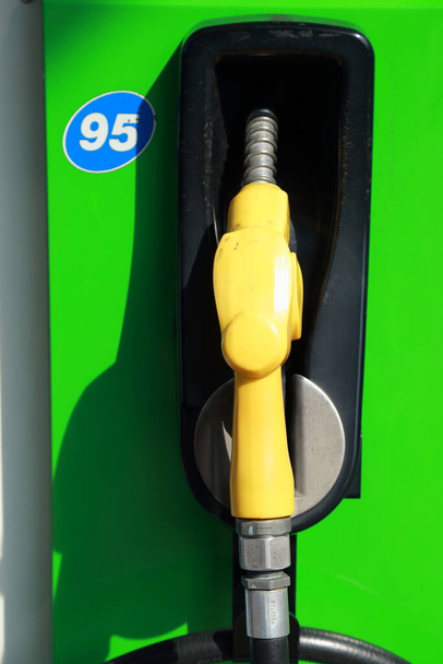 Разноцветные сопла для заправки бензинового насоса. - Фото, изображение