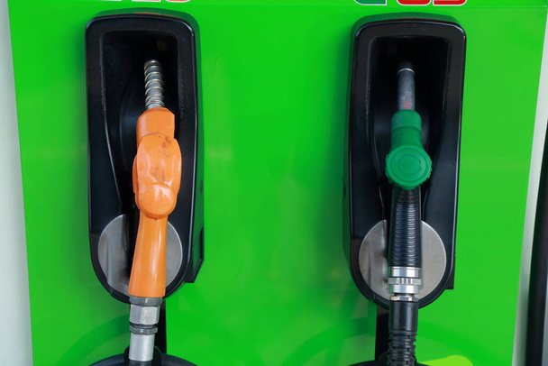 Buses de remplissage de pompe à essence colorées. - Photo, image