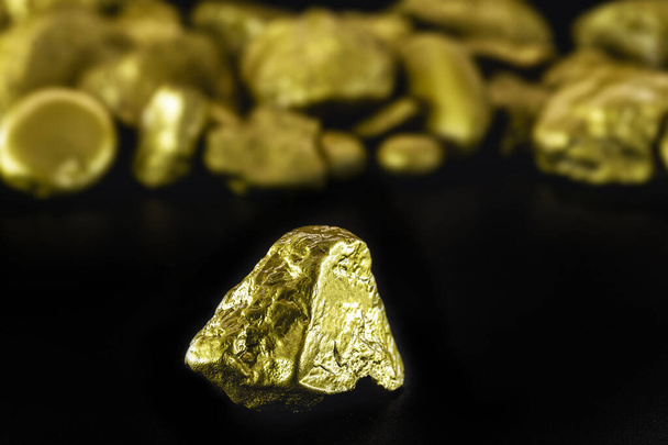 gold stones, rough gold nuggets on black background. - Zdjęcie, obraz
