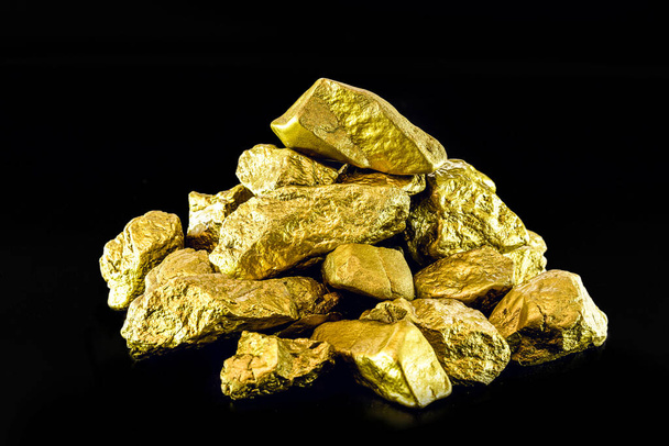 piedras de oro, pepitas de oro en bruto sobre fondo negro
. - Foto, Imagen