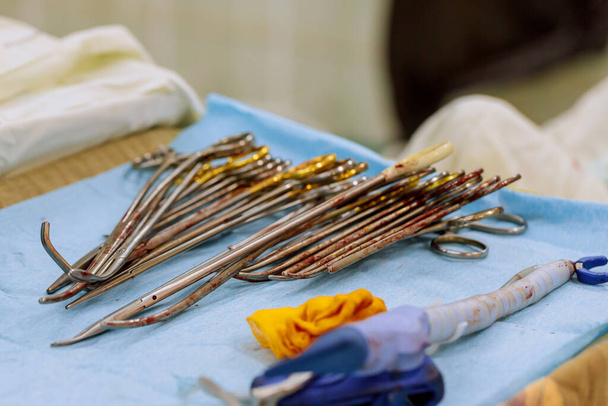 Σύνολο διαφορετικών χειρουργικών εργαλείων στο χειρουργείο σε μια χειρουργική επέμβαση - Φωτογραφία, εικόνα