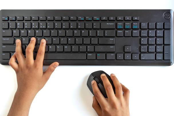 Ratón de teclado inalámbrico negro aislado sobre fondo blanco
 - Foto, imagen