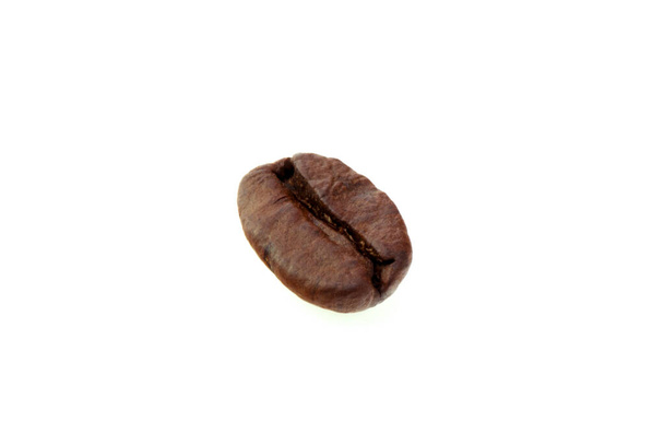 Zblízka kávová zrna, pražené, vařené, voňavé izolované na bílém pozadí.  - Fotografie, Obrázek