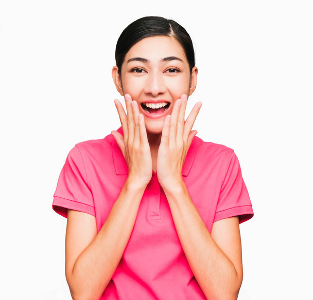 чувство портрета Молодая умная красивая азиатская женщина носила розовую футболку, удивлена, отлично, шокированы, изолированы на белом фоне жеста эмоций
 - Фото, изображение