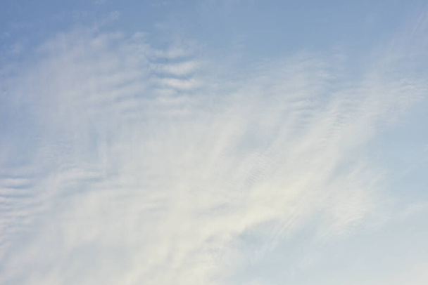 Błękitne niebo białe chmury na tle - Zdjęcie, obraz