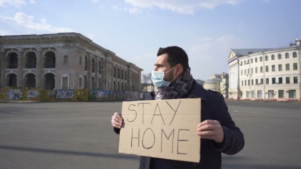 Equipa pandémica. Homem em suporte máscara médica com cartaz na cidade rua vazia
.  - Filmagem, Vídeo