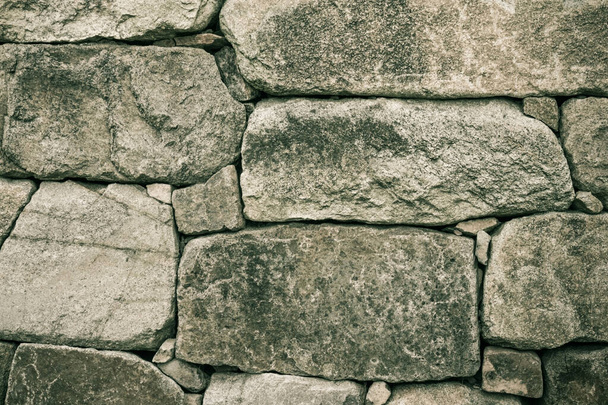 Börtön, börtön, börtön. Erős, megbízható fal, régi falazat. Kemény kő, természetes textúra. Szürke tónusok. - Fotó, kép
