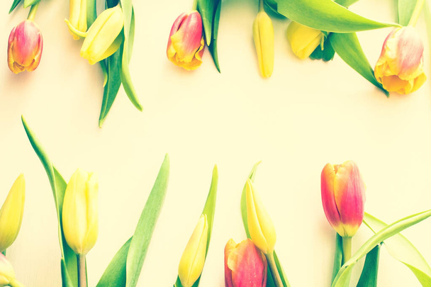 Červené a žluté tulipány. Radostná nálada, štěstí, festival. Letní prázdniny. Pohled shora. Tónování. - Fotografie, Obrázek