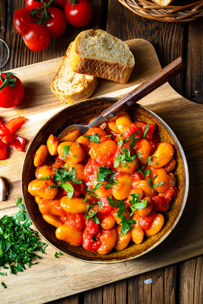 Rustic giant beans with fresh tomato sauce - Foto, imagen