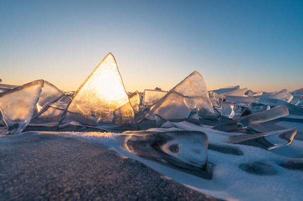Sunrise niebo i lód na zamarzniętym jeziorze Baikal z Uzury Bay, sezon zimowy na Syberii, Rosja, Azja - Zdjęcie, obraz