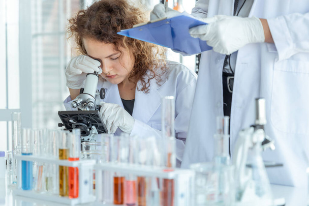 Молодые женщины-ученые проводят исследования в химической лаборатории
. - Фото, изображение