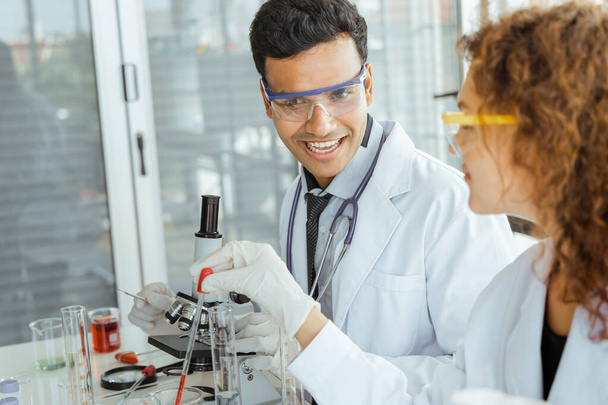 Científicos investigadores en batas blancas que trabajan en el laboratorio biológico moderno. - Foto, Imagen