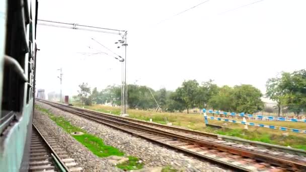 インド鉄道。旅客列車、鉄道で。曲を回す上で最後の車の窓から撃たれた。インド鉄道の線路、インド. - 映像、動画