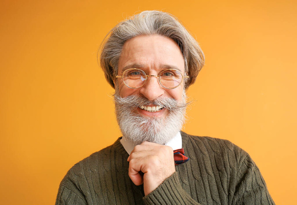 Stílusos idős férfi színes háttér - Fotó, kép