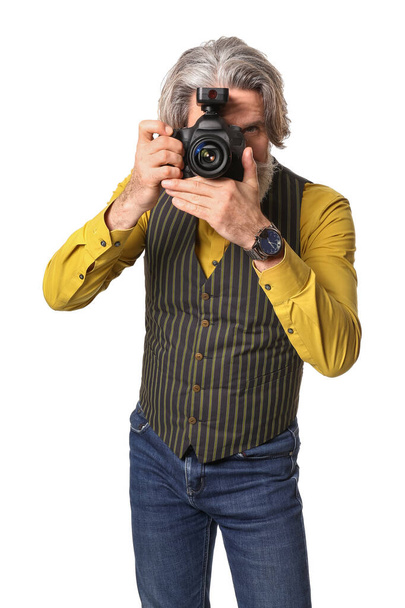 Przystojny starszy fotograf na białym tle - Zdjęcie, obraz