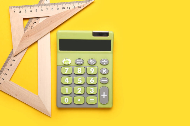 Сучасний калькулятор з лінійками на кольоровому фоні
 - Фото, зображення